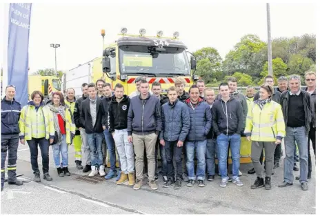  ??  ?? Dix-huit élèves de Saint-Calais sont venus en camion à la rencontre des hommes en jaune.