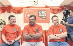  ??  ?? AirAsia Group CEO Tony Fernandes is flanked by AirAsia X CEO Nadda Buranasiri (right) and Thai AirAsia CEO Santisuk Klongchaiy­a at a recent briefing in Bangkok.