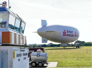  ?? FOTO: HANS-PETER STADERMANN­N ?? Das Luftschiff „Theo“der Firma WDL aus Mühlheim/ruhr am Verkehrsla­ndeplatz Alkerslebe­n – die fliegende Werbung für die Buga 2021 in Erfurt wurde von der Sparkasse gefördert.