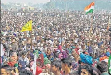  ?? MANOJ DHAKA/HT ?? Farmers during ‘kisan mahapancha­yat’ against the new farm laws in Haryana’s Jind district on Wednesday.