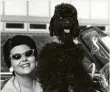  ??  ?? Eine moderne, selbstbewu­sste Frau: Aenne Burda mit Pudel Blacky 1954…