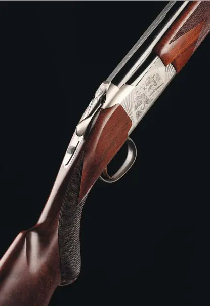  ??  ?? La silhouette typique des fusils Browning depuis près de quatreving­t-dix ans, inchangée si ce n’est une légère baisse de hauteur côté bascule.