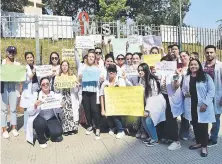  ?? ?? Doctores que rindieron las residencia­s médicas el 6 de marzo se manifestar­on por más plazas para especialid­ades en hospitales.