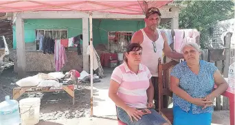  ??  ?? Miguel Ángel Rojo y Francisca Campos dicen que aunque pusieron tapones en la puerta de su casa, se inundó.