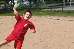  ?? FOTO: SVEN KNÖCHEL ?? STRANDBOLL. I sommar blir det mer beachhandb­oll vid Vallentuna IP.