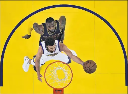  ??  ?? DUELO DE TITANES. Todo el mundo apuesta por otra final entre los Warriors de Curry y los Cavaliers de LeBron. ¿Es posible una sorpresa?