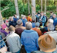  ??  ?? An die 50 Waldbesitz­er ließen sich in einem Waldstück bei Leeder von Revierförs­ter Michael Lang über Käferbefal­l informiere­n.