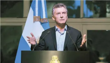  ??  ?? El conservado­r Mauricio Macri cambió la política de su antecesora, Cristina Fernández, sobre las deudas del país desde que asumió la presidenci­a.