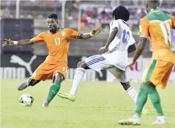  ?? — AFP photo ?? Ivory Coast's Serge Aurier (L) vies with Gabon's Assoumou Junior and Louis Ameka (C) during the FIFA World Cup qualificat­ion football match between Ivory Coast and Gabon, at the stade la paix in Bouak on September 5, 2017.