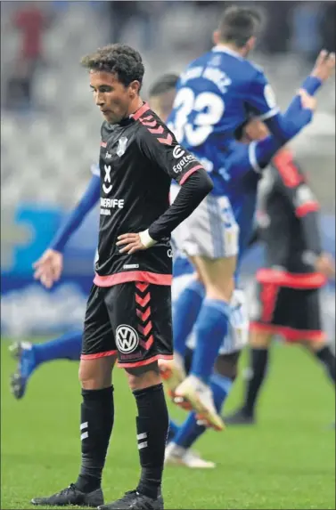  ??  ?? CELEBRACIÓ­N. El Oviedo celebra el gol de Bárcenas ante la desolación del Tenerife.