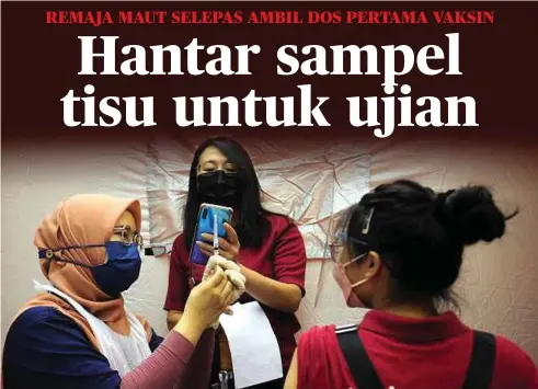  ?? ?? GOLONGAN remaja ditemani penjaga yang hadir untuk mendapatka­n suntikan vaksin Covid-19 pada Program Vaksinasi Selangor (SelVax) Remaja di Dewan Serbaguna Pandamaran Jaya, Pelabuhan Klang, semalam.