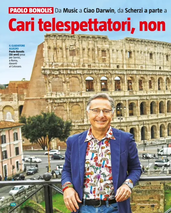  ??  ?? IL GLADIATORE ALLEGRO Paolo Bonolis
(55 anni) posa per Sorrisi, a Roma, davanti al Colosseo.