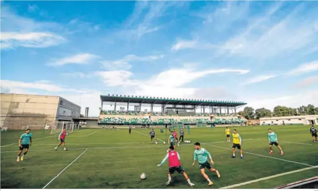  ?? E.P. ?? Los jugadores se entrenan en la ciudad deportiva preparando el encuentro de hoy ante el Alavés en el Benito Villamarín.