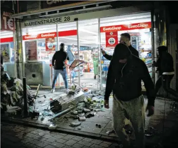  ?? FOTO: JULIAN RETTIG/DPA ?? „Man merkt dieses Knistern, diese hormongela­dene Stimmung“: Plünderung eines Geschäfts in der Stuttgarte­r Marienstra­ße.