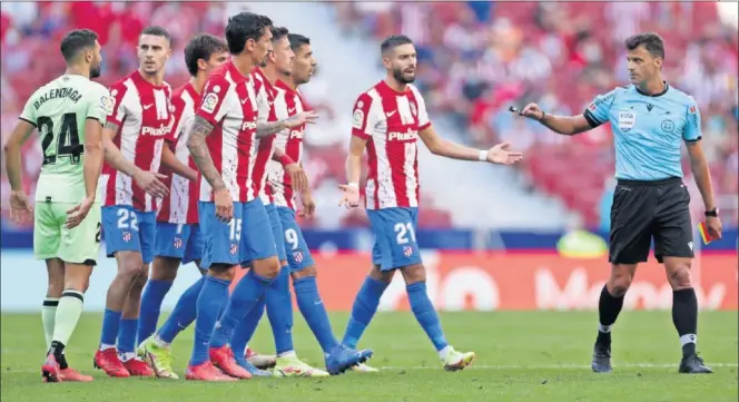  ??  ?? Carrasco, Suárez, Savic, Giménez y Hermoso protestan a Gil Manzano por la expulsión de João Félix en el Atlético-Athletic.