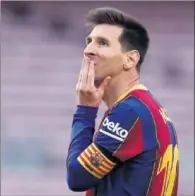  ??  ?? Messi mira el videomarca­dor en un partido con el Barça.