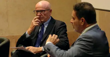  ??  ?? Il colloquio sul palco Massimo Colomban dibatte con il direttore del Corriere del Veneto Alessandro Russello