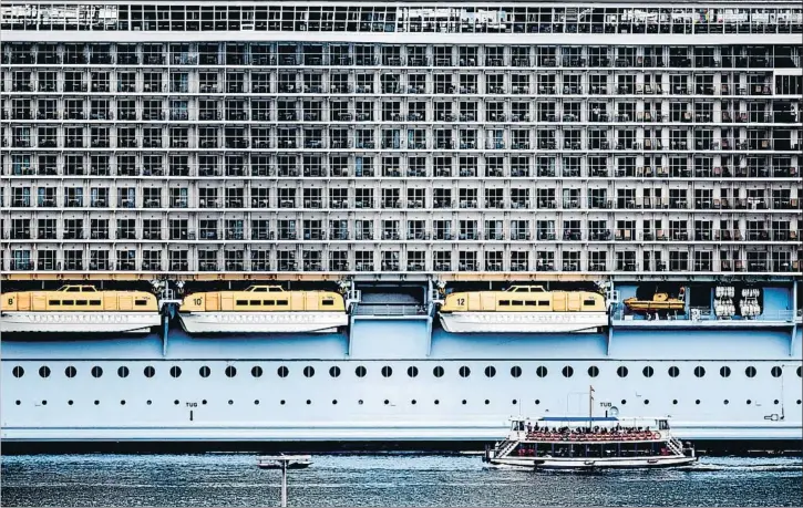  ?? PEDRO MADUEÑO ?? El mayor crucero del mundo, Oasis of the Seas, en Barcelona, en el año 2014