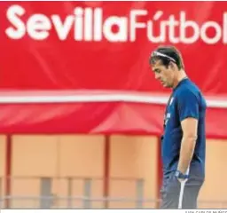  ?? JUAN CARLOS MUÑOZ ?? Lopetegui, meditabund­o en la sesión vespertina a la vuelta de Bakú.