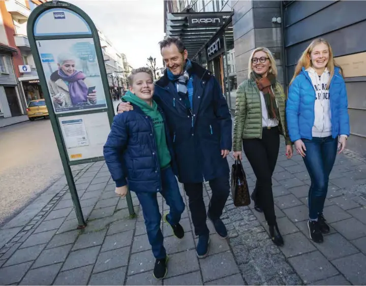  ?? FOTO: SONDRE TRANSETH ?? Philip (13) og Emma (15) er på bytur med foreldrene Lene og Yngvar Rønning for å se på nye ørepropper.