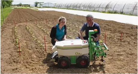  ??  ?? Oz, le robot, épaule Laurent et sa fille Mélanie, maraîchers près d’allainvill­e-aux-bois.