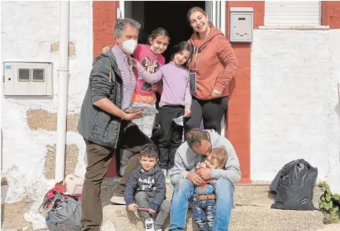  ?? F. MADRINA ?? Susana y David junto a sus cuatro hijos y un voluntario de la Fundación Madrina en su nueva casa de Amavida