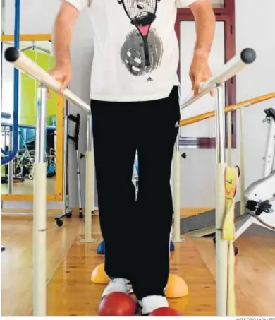  ?? JAVIER CEBOLLADA / EFE ?? Un paciente de esclerosis múltiple realiza sus ejercicios de rehabilita­ción en un centro zaragozano.