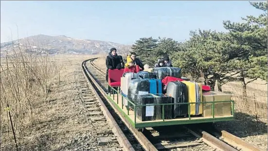  ?? HANDOUT / REUTERS ?? La familia Sorokin, en la dresina en la que cubrieron el último tramo de un kilómetro, a su llegada a la frontera rusa