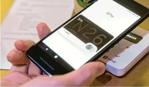  ?? Foto: Jens Büttner, dpa ?? Das Handy zücken und per Smartphone den Einkauf zahlen: Das können Google Kunden künftig mit dem Bezahldien­st Google Pay tun.