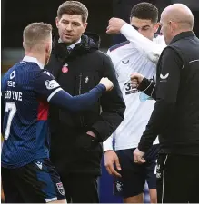  ??  ?? Talking point: Gerrard speaks to County midfielder Gardyne after Rangers’ 4-0 win at Dingwall yesterday