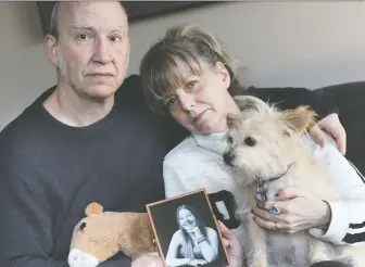  ?? NICK PROCAYLO ?? Chris and Hollie Hall hold a picture of their daughter Lily Hall, who died late last month of brain cancer at age 19, as well as Lily's beloved chihuahua-terrier cross, Lita.