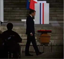  ?? (Photo PQR/Le Parisien) ?? Emmanuel Macron a rendu hommage hier à Samuel Paty, professeur assassiné vendredi dernier.