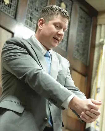  ?? ANTONIO PEREZ/CHICAGO TRIBUNE/POOL ?? Chicago Police Officer Jason Van Dyke demonstrat­es how he raised his gun and shot as he takes the stand in his own defense on Tuesday.