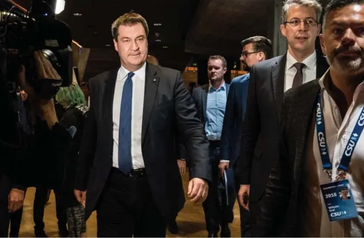  ??  ?? Ministerpr­esident Markus Söder (met blauwe das) van de CSU voert in Beieren een eigen, strenger vluchtelin­genbeleid.