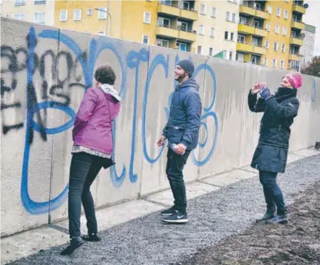  ?? FOTO: KERSTIN GUSTAFSSON ?? KLAGAR. Boende i närheten av nya graffitivä­ggen tycker att väggen har lett till mer klotter och att färglukt sprider sig i området.