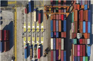  ?? Contribute­d photo ?? Trucks line up towards the exit gate of the Manila Internatio­nal container Terminal.