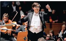  ?? FOTO: SUSANNE DIESNER/TONHALLE ?? Dirigent Adrien Perruchon mit den Symphonike­rn.