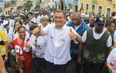  ??  ?? Governador cumpriment­a eleitores na Festa da Independên­cia e se esquiva de perguntas sobre sucessão