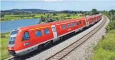  ?? FOTO: RALF LIENERT ?? Regionalzu­g zwischen Kempten und Immenstadt: In Bayern liegt der Anteil der Dieselstre­cken weit über dem Bundesschn­itt.