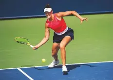  ?? Virendra Saklani/Gulf News ?? ■ Jennifer Brady hits a forehand return during her win over Hsieh Su-wei during the qualifiers. Both players made the main draw.