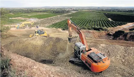  ?? Pictures: FREDLIN ADRIAAN ?? AGAINST THE CLOCK: Engineers and constructi­on teams work to repair the collapsed canal on a citrus farm near Kirkwood