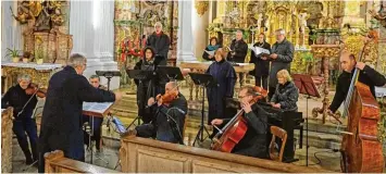  ?? Foto: Dominik Maschke ?? Das Madrigal Ensemble unter Leitung von Helmut Maschke spielte in Kloster Holzen sein Abschiedsk­onzert.