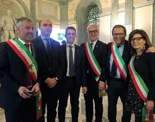  ??  ?? Concorrent­i
Il sindaco Manildo con gli altri primi cittadini. Al centro il vincitore Pizzarotti