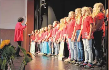  ?? FOTO: HEB ?? Musiklehre­rin Annette Lindenthal komponiert­e sogar einen HMG-Unesco-Song, den die Singklasse­n 6 und die Jazzband aufführten.