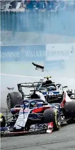  ??  ?? Fernando Alonso fliegt über Charles