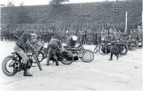  ?? ?? The spark plug race on the Railway straight on August 7, 1915. No. 8 is Pte LA Fedden on a Douglas. No. 26 is a mystery as it is listed as a Douglas but is clearly a V-twin. Houghton can just be spotted bending down with his signal light visible behind the man standing on the track who could be a judge – or a rider who had lost his spark plug! [Hartley Collection – Brooklands
Museum]