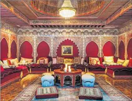  ?? Hilton & Hyland ?? LE BELVEDERE, a Bel-Air mega-mansion that sold for $29 million less than its original asking price, has a Moroccan-themed entertaini­ng room and a spa room patterned after a Turkish bath.