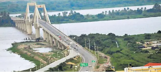  ?? ARCHIVO Y MERY GRANADOS ?? Postal del viejo puente Pumarejo, o Laureano Gómez como fue nombrado oficialmen­te, que se levanta sobre el Río Magdalena y conecta a los dos departamen­tos.