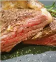  ?? Foto: Pohl ?? Innen rosa, außen knusprig: So muss ein gutes Steak aussehen.