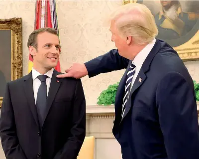  ??  ?? Confidenza Donald Trump «spazzola» con il dito il bavero della giacca di Emmanuel Macron, ieri, alla Casa Bianca (Ludovic Marin/afp)